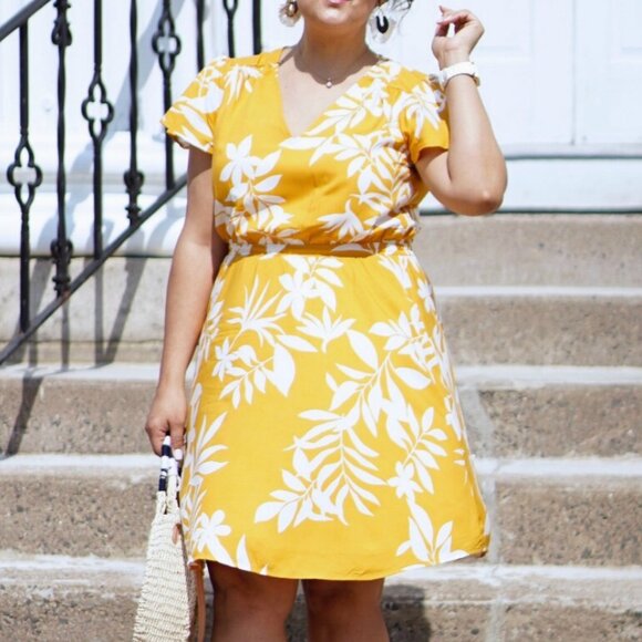 OLD NAVY Waist Defined V-Neck Dress Mustard Yellow White Floral Cap Sleeve Knee - Picture 4 of 14